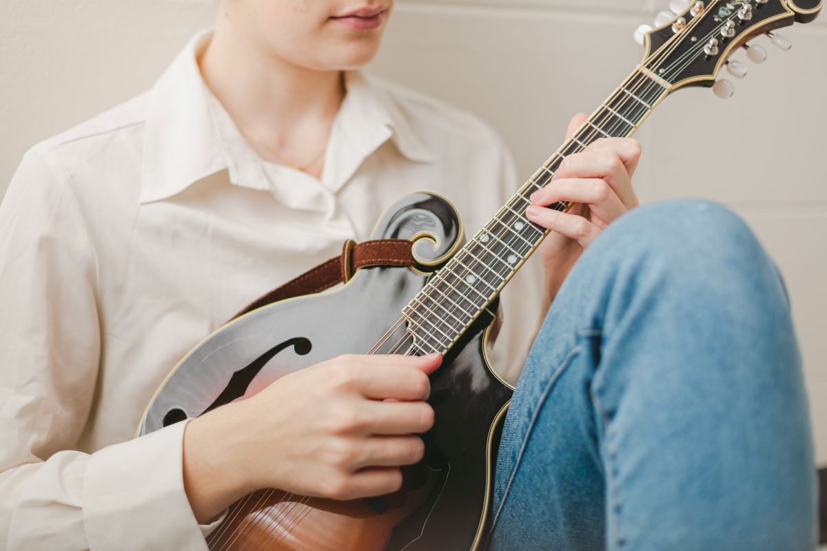A person playing the Mandolin zoomed in close